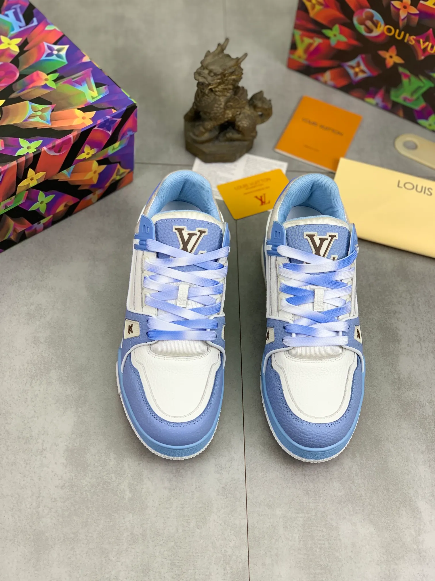 Men's men's shoes 💰P580 New style 💰💎💎Latest color High version 2025Louis*Vuitto* LV Traine Catwalk TRAINER outsole and fabric private model A shoe that definitely costs a lot of money and effort. This series was designed after the arrival of Vifgil. It is favored by many fans every season. Original TPU outsole Original packaging Color: black Available in white (available from stock, super fast shipping) Code number: 35-46